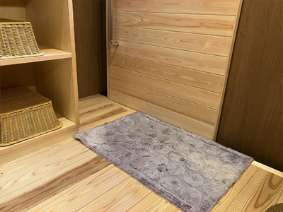 庭園露天風呂の脱衣所にバスマットを置いてほしい。