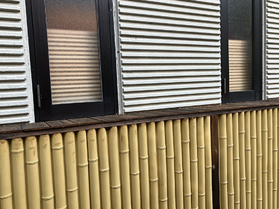 窓の内側（脱衣所側）に格子を取り付けました